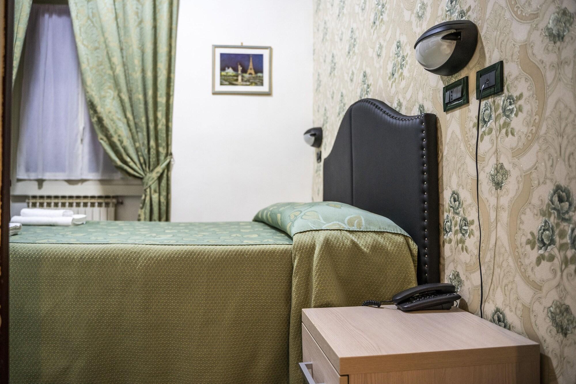 Hotel Ferrarese Rom Exteriör bild